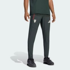 Spodnie Manchester United Tiro Tech. Zielone spodnie materiałowe męskie Adidas, bez wzorów, z elastanu, klasyczne, z standardowym stanem. Za 329.00 zł.