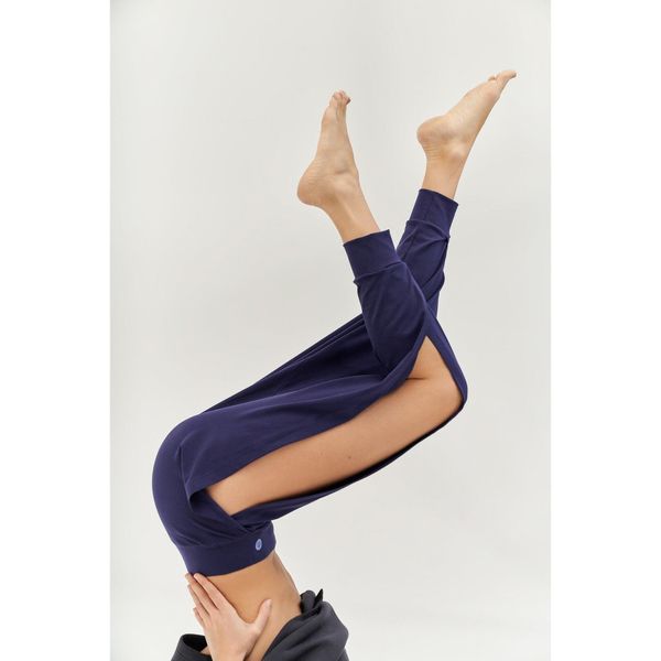 Spodnie do jogi Moonholi Crescent Open Sweatpants z rozcięciem. Niebieskie spodnie dresowe damskie MOONHOLI, bez wzorów, sportowe. Za 299.00 zł.