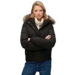 Damska kurtka puchowa Superdry Ella Everest. Czarne kurtki damskie Superdry., na zimę, bez wzorów, z puchu, bez kaptura. W wyprzedaży za 627.50 zł.