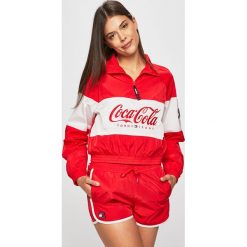 Tommy Jeans - Kurtka x Coca-Cola. Czerwone kurtki damskie Tommy Jeans, m, bez wzorów, z jeansu, bez kaptura. W wyprzedaży za 379.90 zł.