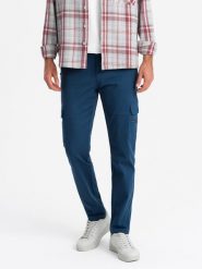 Męskie spodnie cargo STRAIGHT LEG z zapinanymi na zamek kieszeniami – ciemnoniebieskie V1 OM-PACG-0204 - XXL. Niebieskie spodnie materiałowe męskie Ombre Clothing, bez wzorów, z bawełny, eleganckie. Za 149.99 zł.