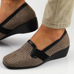 Szare półbuty damskie na koturnie M.Daszyński 2166-7. Szare czółenka damskie M.Daszyński, w ażurowe wzory, z zamszu, bez obcasa, na koturnie. Za 119.00 zł.