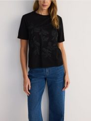 Bawełniany T-shirt z haftem - czarny. Czarne t-shirty damskie Reserved, l, bez wzorów, z bawełny, bez kołnierzyka. W wyprzedaży za 39.99 zł.