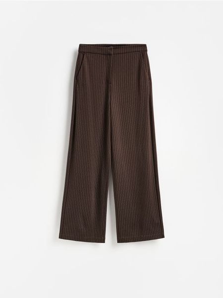 Spodnie w paski - ciemnobrązowy. Brązowe spodnie materiałowe damskie Reserved, bez wzorów, z dzianiny. Za 139.99 zł.