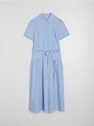 Bawełniana koszulowa sukienka midi z krótkim rękawem - niebieski. Niebieskie sukienki damskie Sinsay, l, bez wzorów, z bawełny, bez kołnierzyka, bez ramiączek, midi, koszulowe. Za 69.99 zł.