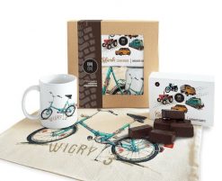 Wigry 3 — paczka (Zawartość paczki: koszulka, torba, kubek, słodycze; Rozmiar koszulki / bluzy: XL (męska); Kolor koszulki / bluzy: czarny; Rodzaj nad. Czarne t-shirty sportowe męskie nikiniki, m, z bawełny, bez ramiączek, rowerowe. Za 189.00 zł.