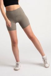 Szorty BODY średniej długości, opinający materiał – zielony szałwiowy. Zielone szorty damskie AESTHETIC WOLF, bez wzorów, z elastanu. Za 109.99 zł.