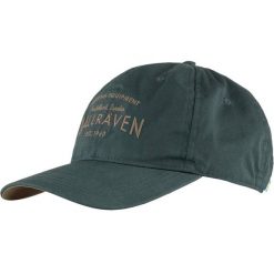 Czapka Fjall Raven Fjällräven Est 1960 Cap Dorośli. Niebieskie czapki męskie Fjällräven, bez wzorów, z bawełny, klasyczne. Za 252.40 zł.
