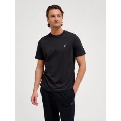 Hummel koszulka męska bawełniana logo haftowane hml Pulse T-shirt. Czarne t-shirty męskie HUMMEL, m, bez wzorów, z bawełny, bez kołnierzyka. Za 44.00 zł.