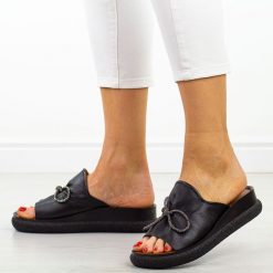 Czarne skórzane klapki damskie na platformie T.Sokolski 154. Czarne klapki damskie Sokolski, z aplikacjami, ze skóry, bez obcasa, na platformie. Za 239.00 zł.