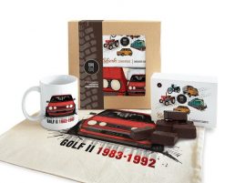 Golf II — paczka (Zawartość paczki: koszulka, torba, kubek, słodycze; Rozmiar koszulki / bluzy: S (damska); Kolor koszulki / bluzy: biały; Rodzaj nadr. Białe golfy damskie nikiniki, m, bez wzorów, z bawełny, bez ramiączek. Za 179.00 zł.