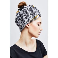 Szal z nadrukiem w stylu boho. Białe szaliki i kominy damskie MOODO, bez wzorów. Za 9.99 zł.