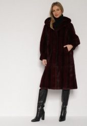 Bordowy Płaszcz Futerko w Pionowy Wzór z Kapturem Cahroris. Czerwone płaszcze damskie Born2be, l, bez wzorów, z dzianiny, eleganckie. Za 299.99 zł.