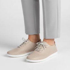 Półbuty damskie S.Barski, cholewka ze skóry naturalnej gładkiej z drobną perforacją klasyczne sznurowanie minimalistyczny fason zaokrąglony nosek, be. Brązowe półbuty damskie S.BARSKI, bez wzorów, ze skóry, klasyczne, bez obcasa, na płaskiej podeszwie. Za 179.00 zł.