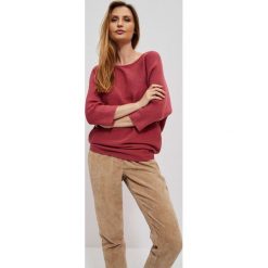 Sweter typu nietoperz różany. Czerwone swetry klasyczne damskie MOODO, s, z poliamidu, bez kołnierzyka. W wyprzedaży za 64.99 zł.