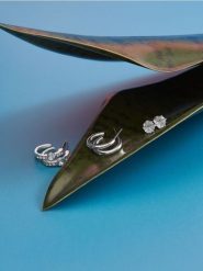 Kolczyki - srebrny. Szare kolczyki damskie Sinsay, srebrne. Za 9.99 zł.