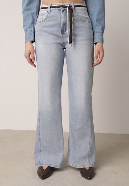 Niebieskie Bawełniane Jeansy o Szerokim Kroju z Paskiem Typu Sznurek Arfiera. Niebieskie jeansy damskie Born2be, z podwyższonym stanem. Za 129.99 zł.