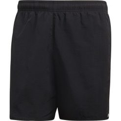 SZORTY SOLID SWIM SHORTS. Szorty męskie Adidas, bez wzorów. W wyprzedaży za 69.99 zł.