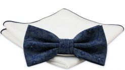 Granatowa Mucha z Białą Poszetką -CHATTIER- Męska, w Tłoczony Wzór w Kwiaty. Niebieskie krawaty i muchy męskie Chattier, bez wzorów, eleganckie. Za 59.00 zł.