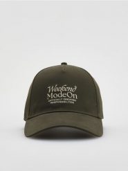 Czapka baseball z haftem - jasny zielony. Zielone czapki męskie Reserved, bez wzorów. Za 59.99 zł.