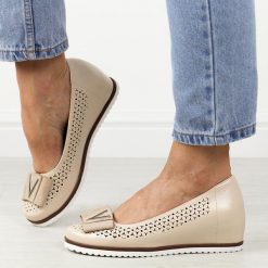 Beżowe ażurowe czółenka damskie na koturnie M.Daszyński Sa199-6. Brązowe czółenka damskie M.Daszyński, w ażurowe wzory, ze skóry, z okrągłym noskiem, bez obcasa, na koturnie. Za 169.00 zł.