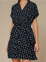 Wiskozowa sukienka mini w kropki - czarny. Czarne sukienki damskie Sinsay, l, bez wzorów, z wiskozy, bez kołnierzyka, bez ramiączek, mini. Za 39.99 zł.