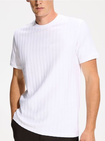 Strukturalny t-shirt regular - biały. Białe t-shirty męskie Reserved, l, bez wzorów, z bawełny, bez kołnierzyka. Za 69.99 zł.