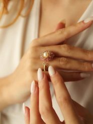 Pierres delicates Pozłacany pierścionek z perłą i kwarcem rozmiar: onesize. Różowe pierścionki damskie Pierres delicates, z kwarcem, pozłacane. Za 30.99 zł.