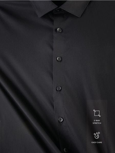 Bawełniana koszula slim fit - czarny. Czarne koszule męskie Reserved, l, bez wzorów, z bawełny, bez kołnierzyka, bez ramiączek. Za 99.99 zł.
