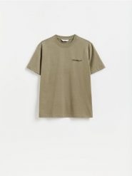 T-shirt comfort z nadrukiem na plecach - oliwkowy. Zielone t-shirty męskie Reserved, l, bez wzorów, z bawełny, bez kołnierzyka. Za 69.99 zł.