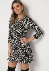 Czarno-Biała Sukienka Mini ze Zwierzęcym Printem i Wiązanym Paskiem w Talii Crossie. Czarne sukienki damskie Born2be, bez wzorów, bez kołnierzyka, bez ramiączek, mini. Za 89.99 zł.