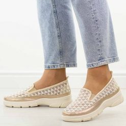 Beżowe przewiewne półbuty damskie Potocki 103302. Brązowe półbuty damskie POTOCKI, bez wzorów, z jeansu, klasyczne, z okrągłym noskiem, bez obcasa, na płaskiej podeszwie. Za 119.00 zł.