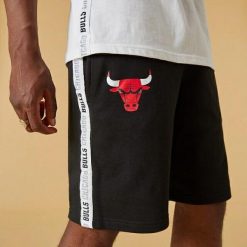 Krótki Chicago Bulls Taping. Czarne szorty męskie New Era, bez wzorów, z bawełny. Za 242.65 zł.