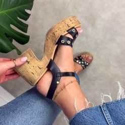 Czarne skórzane sandały damskie na platformie Porronet 3178. Czarne sandały damskie PORRONET, bez wzorów, z jeansu, bez obcasa, na platformie. Za 349.00 zł.