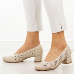 Beżowe ażurowe skórzane czółenka damskie Cambell 19415. Brązowe czółenka damskie Cambell, z aplikacjami, ze skóry, z okrągłym noskiem, bez obcasa, na obcasie. W wyprzedaży za 201.52 zł.