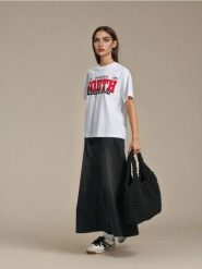 Torebka hobo z teksturowanej tkaniny - czarny. Czarne torebki klasyczne damskie Sinsay, bez wzorów, z tkaniny, bez dodatków. W wyprzedaży za 29.99 zł.