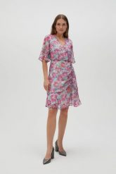 Sukienka w kwiaty fuksjowa. Sukienki damskie MOODO, l, bez wzorów, z poliesteru, bez kołnierzyka, bez ramiączek. Za 149.99 zł.