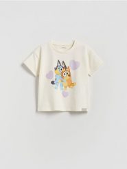 Bawełniany t-shirt Bluey - złamana biel. Koszulki dziewczęce Reserved, m, bez wzorów, z bawełny, bez ramiączek. Za 39.99 zł.