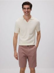 Szorty chino regular - brudny róż. Czerwone szorty męskie Reserved, z bawełny, bez kołnierzyka. Za 129.99 zł.