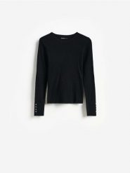 Sweter z ozdobnymi guzikami - czarny. Czarne swetry klasyczne damskie Reserved, l, z bawełny, bez kołnierzyka. Za 89.99 zł.