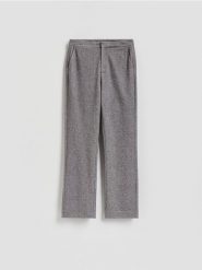 Spodnie z dodatkiem wiskozy - jasnoszary. Szare spodnie materiałowe damskie Reserved, bez wzorów, z dzianiny. Za 99.99 zł.