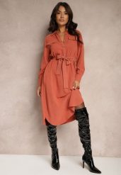 Pomarańczowa Sukienka z Bawełny o Koszulowym Kroju Wiązana w Talii Zinrose. Czerwone sukienki damskie Renee, na co dzień, l, bez wzorów, z bawełny, eleganckie, bez kołnierzyka, bez ramiączek, midi, koszulowe. Za 129.99 zł.