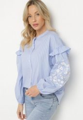 Niebieska Bawełniana Koszula Bez Kołnierzyka Zdobiona Falbankami i Haftem Rivvia. Niebieskie koszule damskie Born2be, l, z aplikacjami, z bawełny, eleganckie, bez kołnierzyka, bez ramiączek. Za 139.99 zł.