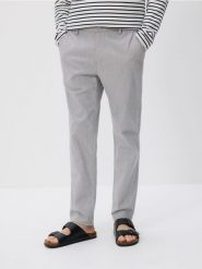 Spodnie chino slim - jasnoszary. Szare spodnie materiałowe męskie Reserved, bez wzorów, z bawełny. W wyprzedaży za 109.99 zł.
