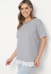 Biało-Granatowy T-shirt Bawełniany w Paski z Ozdobną Koronką Priscaia. Białe t-shirty damskie Born2be, l, bez wzorów, z bawełny, bez kołnierzyka. Za 64.99 zł.