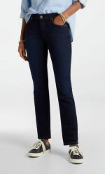 DAMSKIE SPODNIE JEANSOWE WRANGLER STRAIGHT BLUEBLACK W28TQC51L 112128517. Niebieskie spodnie materiałowe damskie Wrangler, bez wzorów, z jeansu. W wyprzedaży za 99.99 zł.