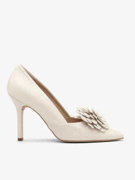 Kremowe ślubne czółenka z kwiatem. Brązowe czółenka damskie Ryłko, bez wzorów, z gumy, ze szpiczastym noskiem, bez obcasa, na obcasie. Za 449.99 zł.