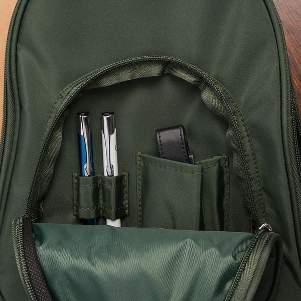 Plecak plecaczek damski mały lekki wodoodporny elegancki ciemno-zielony Beltimore R34. Zielone plecaki damskie bez wzorów, eleganckie. Za 59.90 zł.