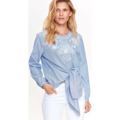 BLUZKA DŁUGI RĘKAW DAMSKA, Z HAFTEM, Z FALBANĄ, Z DŁUGIM RĘKAWEM. Niebieskie bluzki damskie TOP SECRET, bez wzorów, z tkaniny, eleganckie, bez kołnierzyka, bez ramiączek. W wyprzedaży za 69.99 zł.