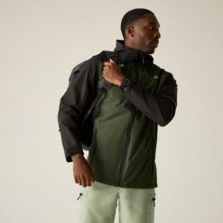 Męska wodoodporna kurtka turystyczna Calderdale z kapturem. Zielone kurtki męskie Regatta, m, bez wzorów, z materiału, z kapturem. Za 449.99 zł.